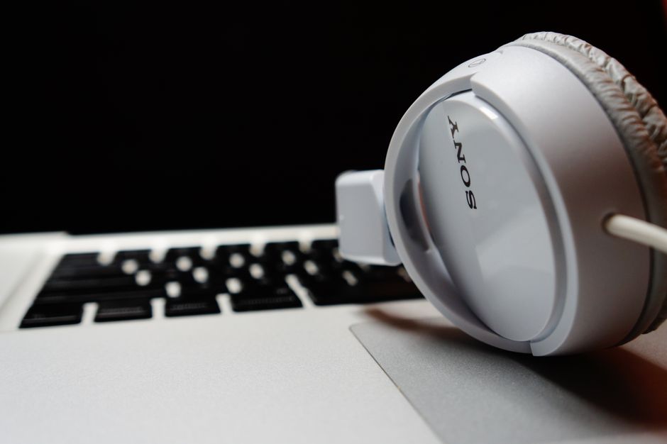 Casque audio posé près d'un ordinateur portable