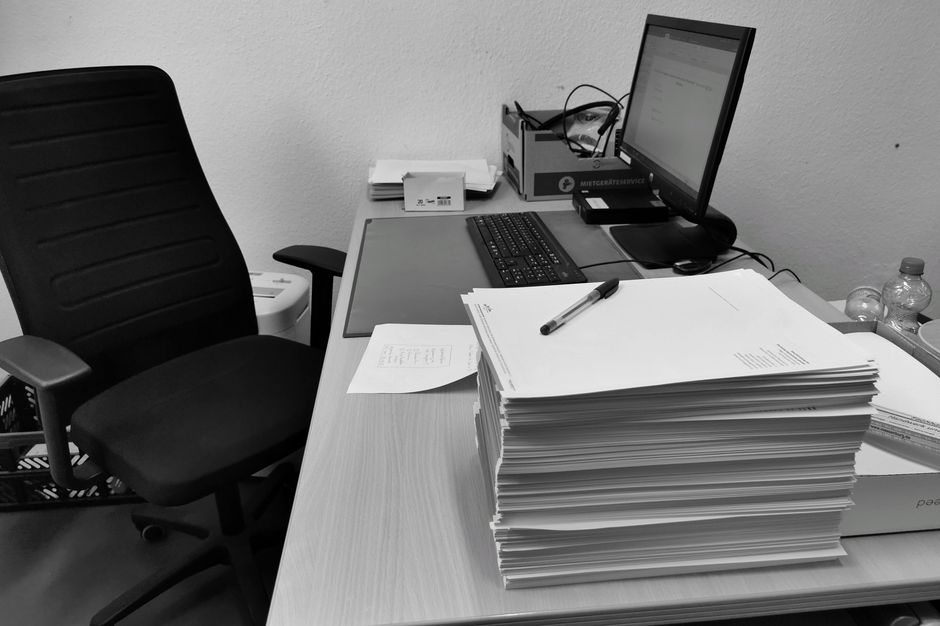 Documents papier sur un bureau professionnel
