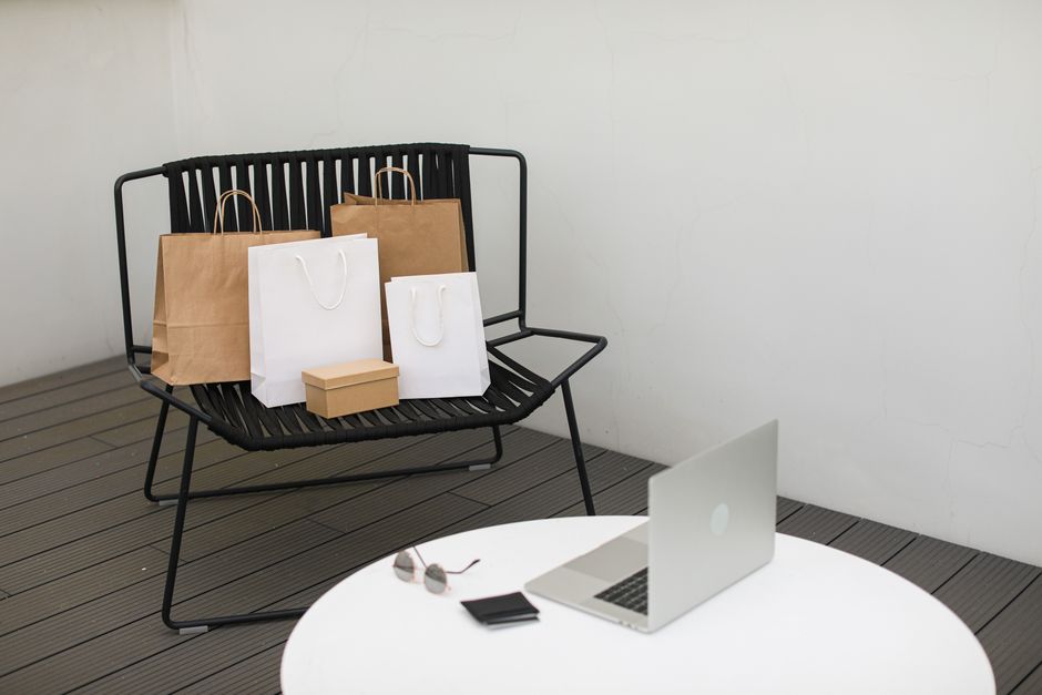 Personne faisant des achats en ligne sur ordinateur