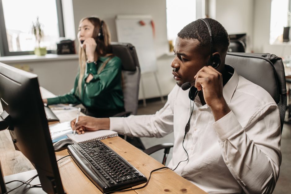 Personne au téléphone avec un casque au bureau