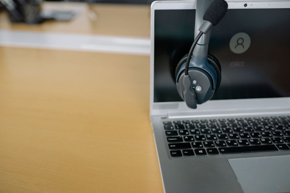 Appel vidéo sur ordinateur portable avec casque
